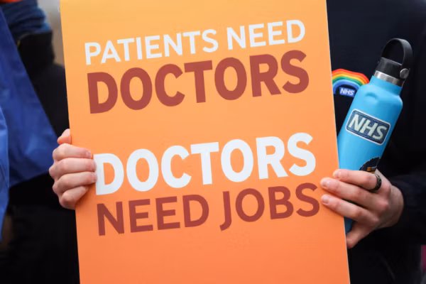 Les médecins anglais suspendent leur grève après une offre de dernière minute du gouvernement