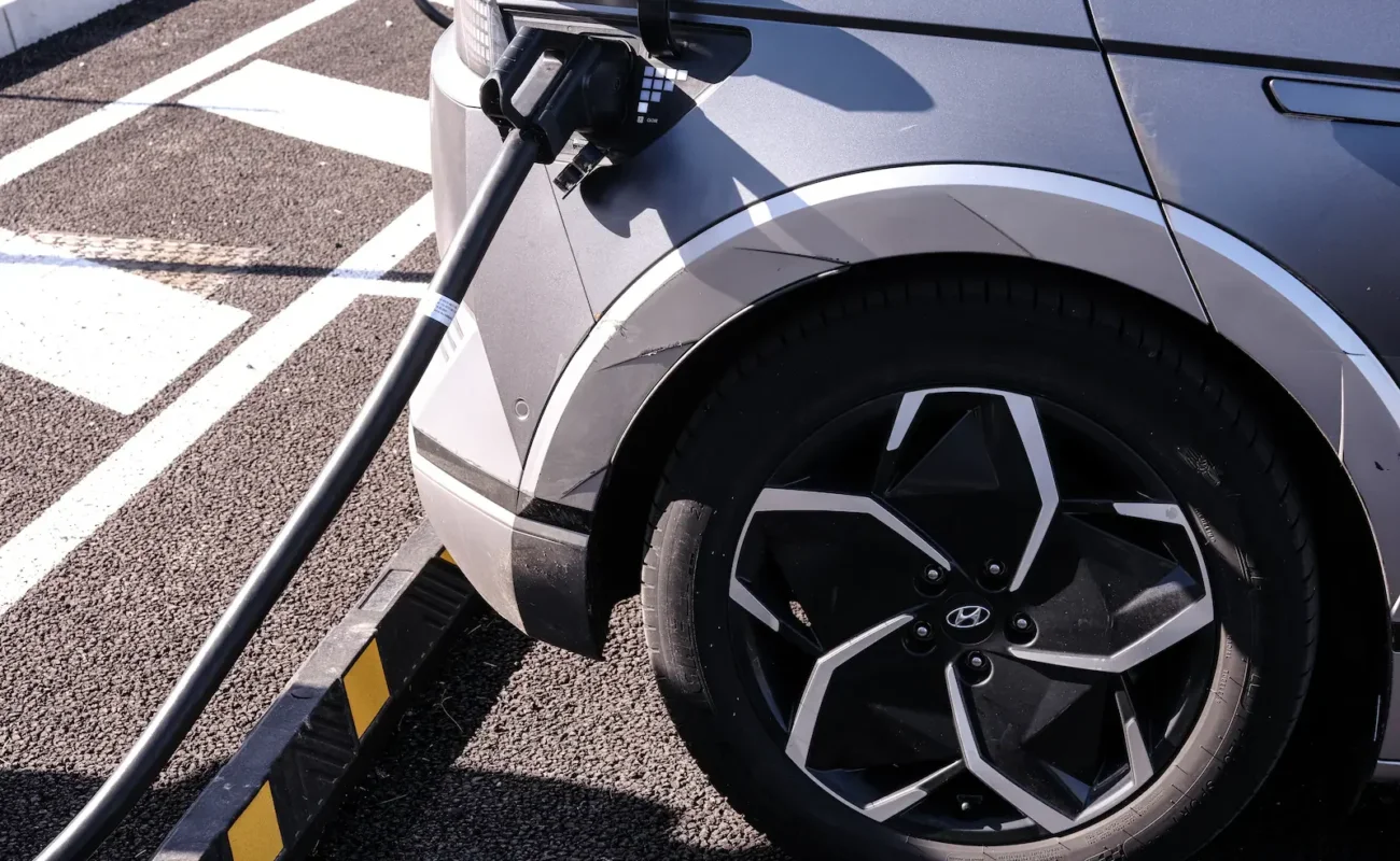 Les ventes de voitures neuves repartent à la hausse en France grâce à l’essor de l’électrique