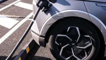 Les ventes de voitures neuves repartent à la hausse en France grâce à l’essor de l’électrique