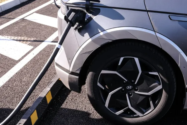 Les ventes de voitures neuves repartent à la hausse en France grâce à l’essor de l’électrique