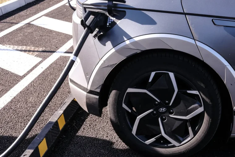 Les ventes de voitures neuves repartent à la hausse en France grâce à l’essor de l’électrique
