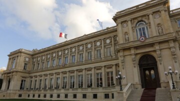 Mali : Paris dénonce des « accusations sans fondement » après la condamnation d’un diplomate français à 20 ans de prison
