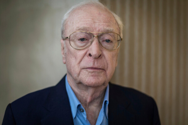 Michael Caine prête sa voix à l’IA pour raconter L’Odyssée