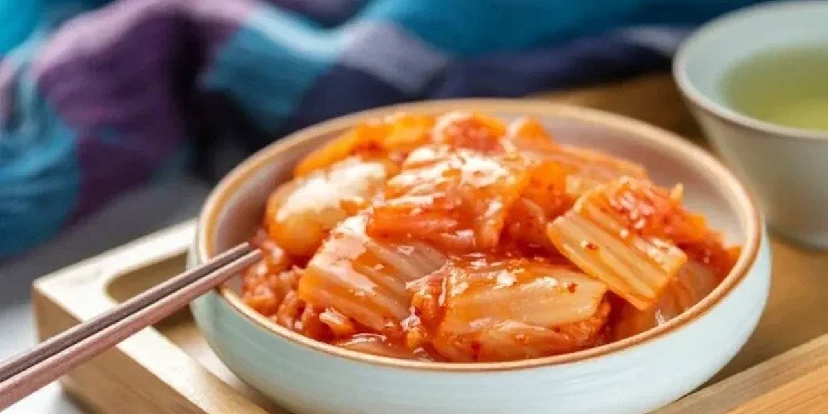 Microplastiques : une bactérie présente dans le kimchi suscite l’intérêt des chercheurs