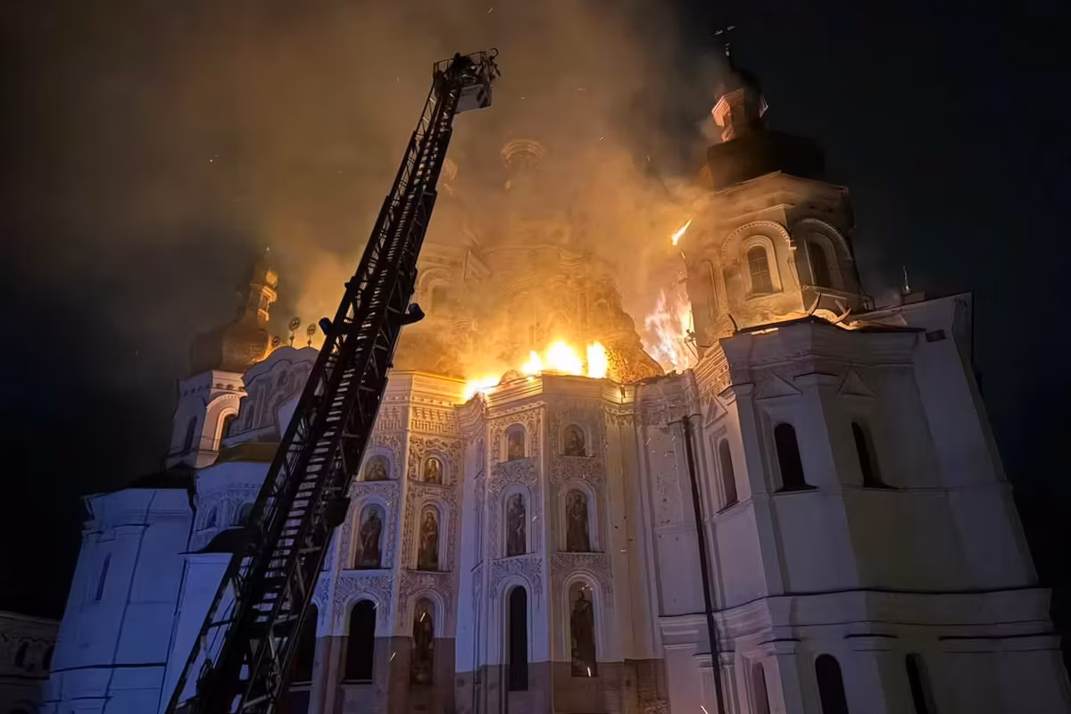 Moscou rejette toute responsabilité dans l’incendie du monastère historique de Kiev et accuse un missile Patriot