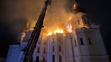 Moscou rejette toute responsabilité dans l’incendie du monastère historique de Kiev et accuse un missile Patriot