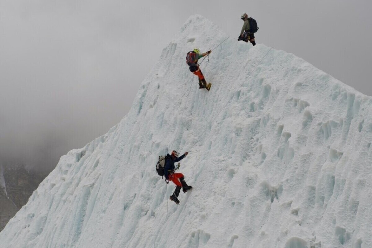 Népal : retrouvé vivant après six jours à plus de 8.000 mètres, un alpiniste au cœur d’une polémique sur les secours