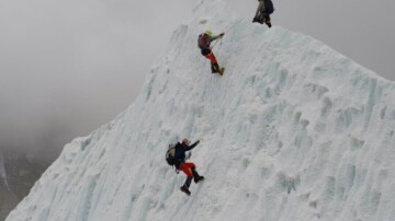 Népal : retrouvé vivant après six jours à plus de 8.000 mètres, un alpiniste au cœur d’une polémique sur les secours