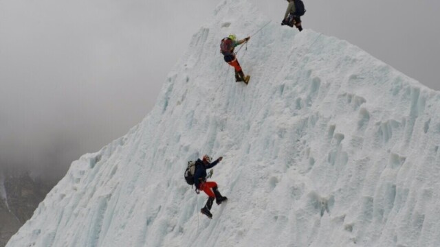Népal : retrouvé vivant après six jours à plus de 8.000 mètres, un alpiniste au cœur d’une polémique sur les secours