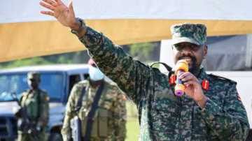 Ouganda : le chef de l'armée ordonne la fermeture de deux grands médias et affirme ne pas croire à la liberté de la presse