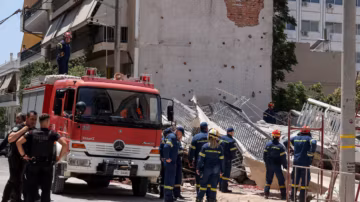 Panique à Athènes : un immeuble de quatre étages s’effondre, une vaste opération de secours mobilisée