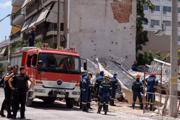 Panique à Athènes : un immeuble de quatre étages s’effondre, une vaste opération de secours mobilisée