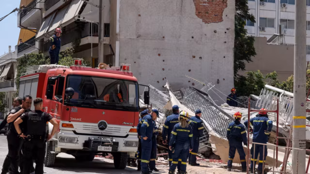 Panique à Athènes : un immeuble de quatre étages s’effondre, une vaste opération de secours mobilisée — photo