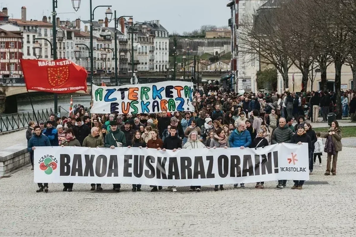 Pays basque : 200 lycéens manifestent pour pouvoir passer l’intégralité du baccalauréat en basque
