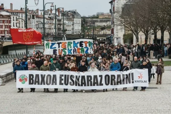 Pays basque : 200 lycéens manifestent pour pouvoir passer l’intégralité du baccalauréat en basque