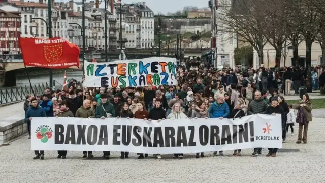 Pays basque : 200 lycéens manifestent pour pouvoir passer l’intégralité du baccalauréat en basque