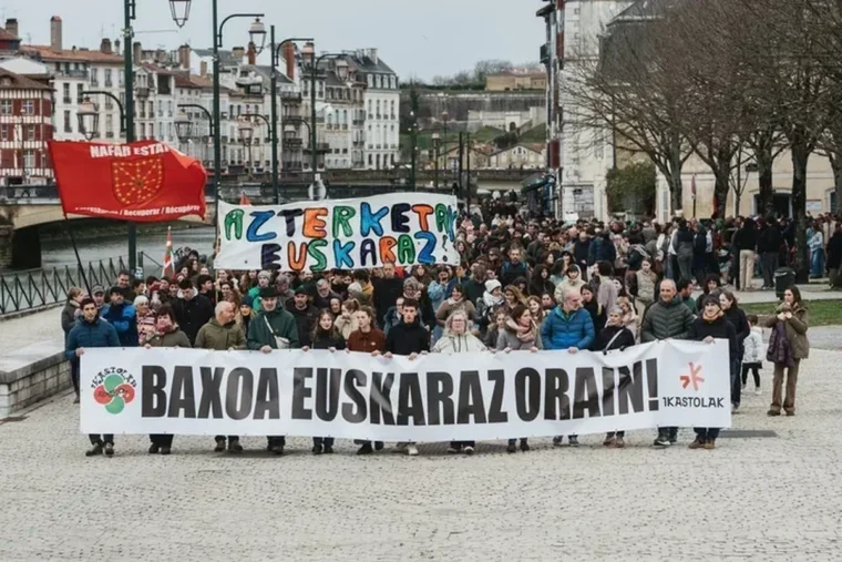 Pays basque : 200 lycéens manifestent pour pouvoir passer l’intégralité du baccalauréat en basque