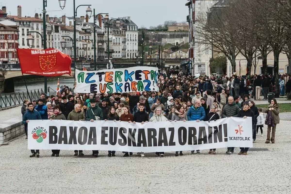 Pays basque : 200 lycéens manifestent pour pouvoir passer l’intégralité du baccalauréat en basque