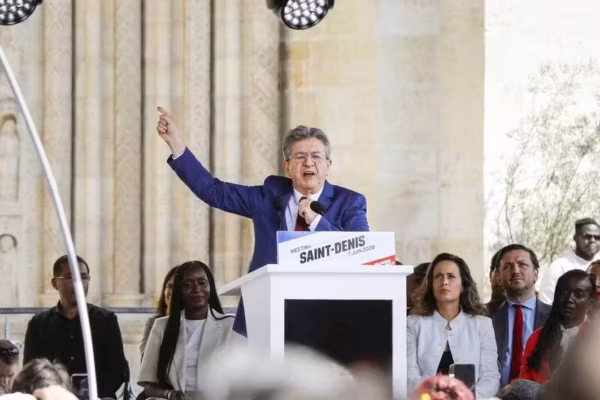 Présidentielle 2027 : Jean-Luc Mélenchon promet l’indépendance de la Nouvelle-Calédonie et une autonomie renforcée pour la Corse