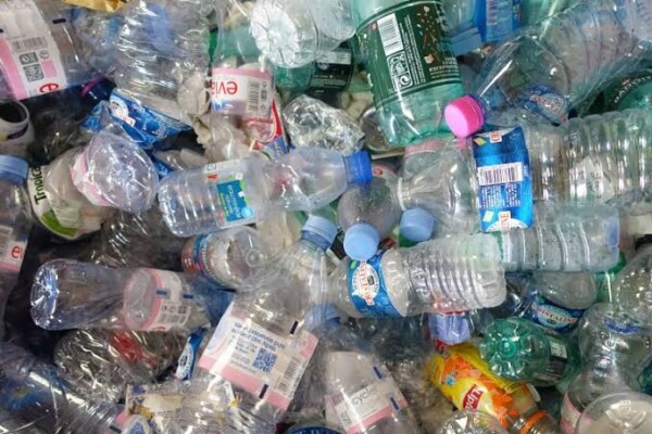 Recyclage : tensions entre l’État et les collectivités autour de la consigne plastique