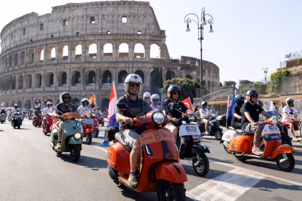 Rome célèbre les 80 ans de la Vespa, icône du design italien