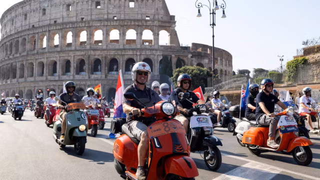 Rome célèbre les 80 ans de la Vespa, icône du design italien — photo