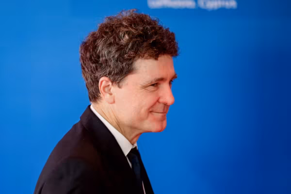 Roumanie : le Premier ministre désigné défie son propre parti et tente de sortir le pays de l’impasse politique