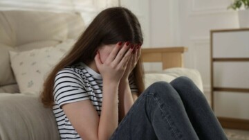 Santé mentale des jeunes : le gouvernement veut renforcer la pédopsychiatrie et mettre fin aux contentions d’ici 2030