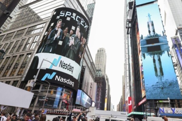 SpaceX recule en Bourse après son envolée historique à Wall Street