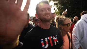 Tommy Robinson brièvement arrêté à Heathrow sous le régime des lois antiterroristes