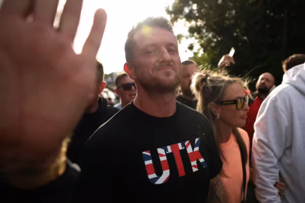 Tommy Robinson brièvement arrêté à Heathrow sous le régime des lois antiterroristes