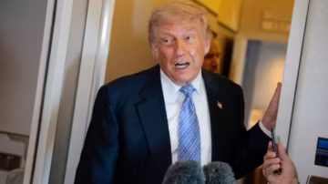 Trump affirme que l’Iran cherche un accord avec Washington malgré les tensions militaires