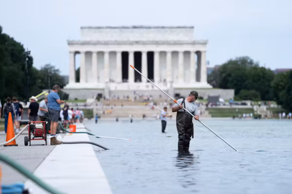 Trump dénonce un « vandalisme » et annonce de nouvelles réparations du célèbre bassin du Lincoln Memorial