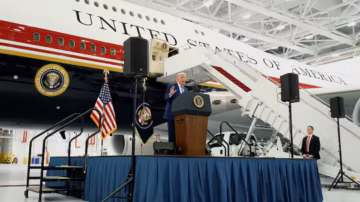 Trump dévoile son nouveau Boeing 747 offert par le Qatar avant son entrée dans la flotte présidentielle