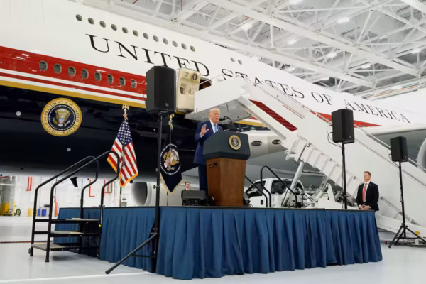 Trump dévoile son nouveau Boeing 747 offert par le Qatar avant son entrée dans la flotte présidentielle