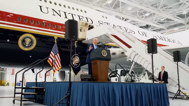 Trump dévoile son nouveau Boeing 747 offert par le Qatar avant son entrée dans la flotte présidentielle
