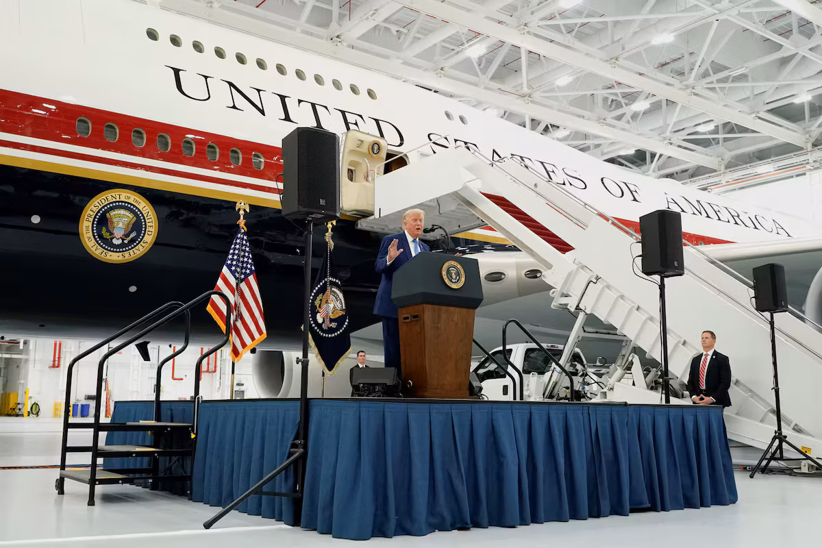 Trump unveils his new Boeing 747, a gift from Qatar, ahead of its entry into the presidential fleet.