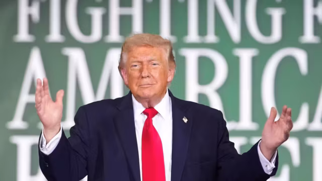 Trump promet une fin rapide à la guerre contre l’Iran lors d’un déplacement électoral crucial dans le Wisconsin