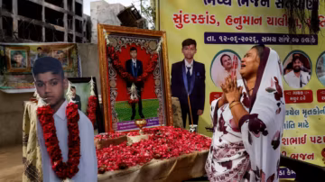 Un an après la tragédie d’Air India à Ahmedabad, les familles des victimes ravivent leur deuil lors d’hommages émouvants