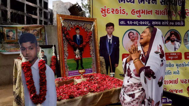 Un an après la tragédie d’Air India à Ahmedabad, les familles des victimes ravivent leur deuil lors d’hommages émouvants — photo
