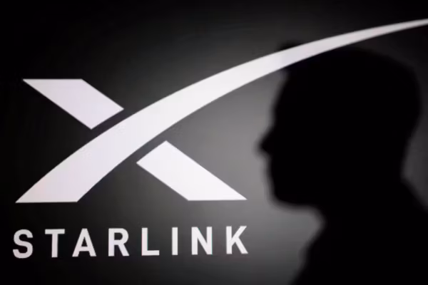 Un ancien Premier ministre israélien affirme qu’Israël a introduit des terminaux Starlink en Iran