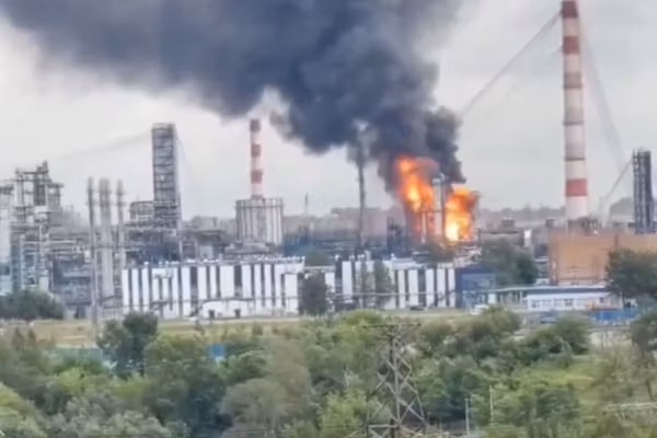 Un drone ukrainien frappe une raffinerie stratégique près de Moscou et accentue la pression sur le secteur énergétique russe