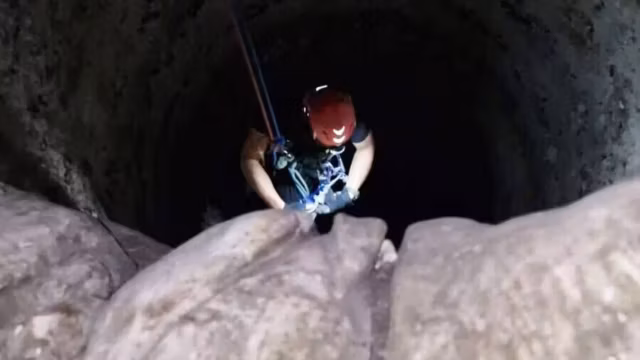 Un spéléologue secouru après avoir été piégé à 120 mètres de profondeur dans une grotte italienne — photo