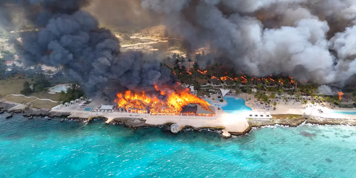 Une femme tuée et près de 1 700 touristes évacués après l’incendie d’un hôtel en République dominicaine