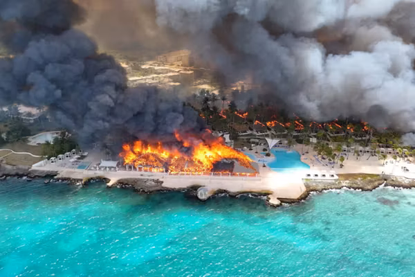 Une femme tuée et près de 1 700 touristes évacués après l’incendie d’un hôtel en République dominicaine