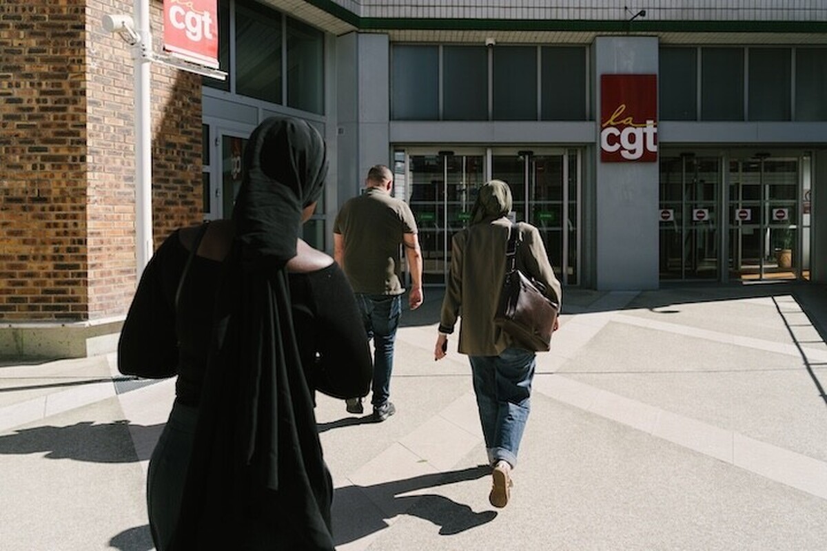 An RTE employee is threatened with dismissal for wearing a headscarf; the CGT union denounces discrimination.