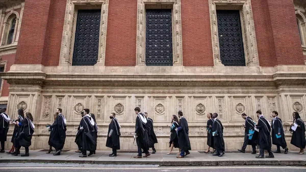 English universities: why they continue to attract students from all over the world despite increasing difficulties