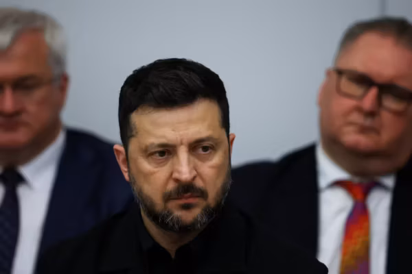 Zelensky accuse Moscou de rejeter la paix et se moque des difficultés de la Russie