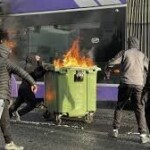 Belfast : routes bloquées et véhicules incendiés après une attaque au couteau