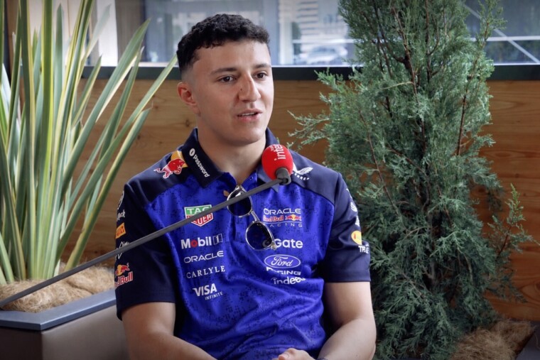 "La Formule 1 était pour moi un milieu inaccessible" : Isack Hadjar se confie sur France Inter